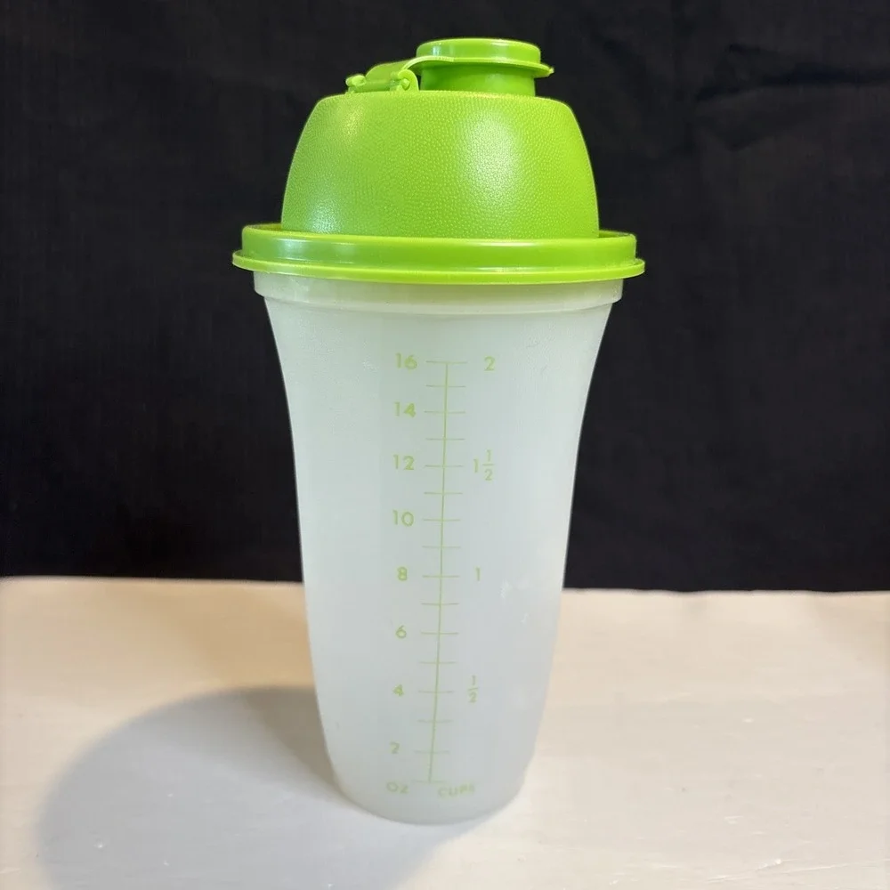 Tupperware Bottle Quick Shaker Blender Green 16 oz Salad Dressing Mixer 844-26